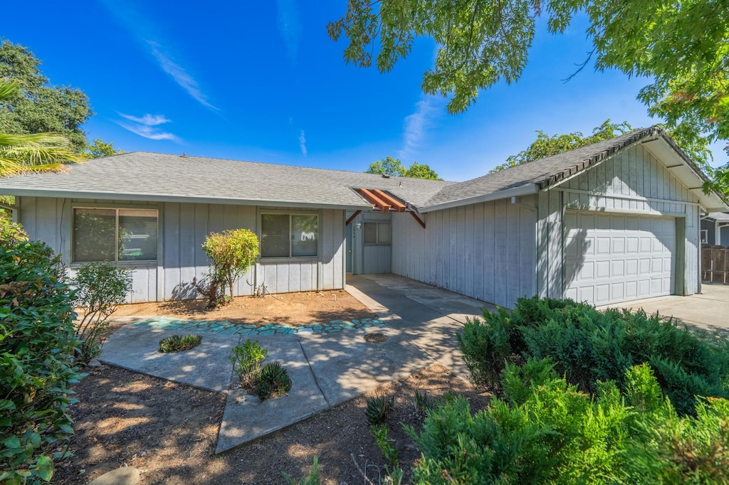 single story home featuring a garage