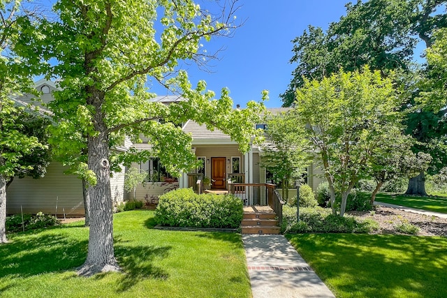 view of front of house featuring a front lawn