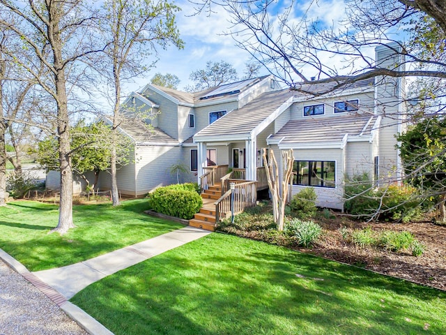 view of front of house featuring a front lawn