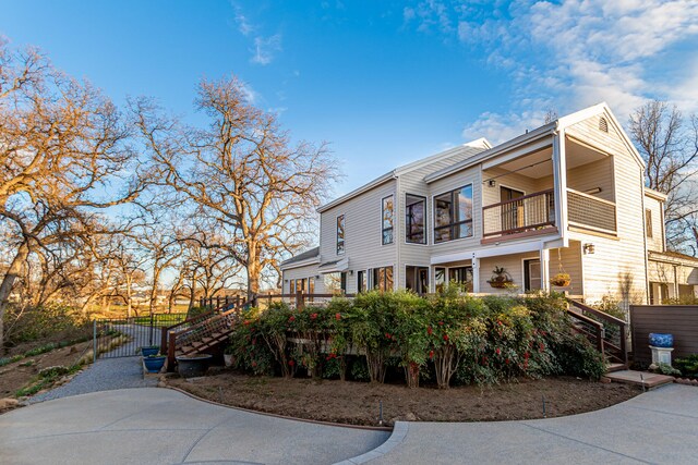 exterior space featuring a balcony