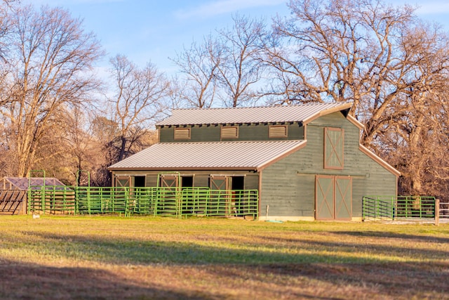 view of front of home featuring an outdoor structure