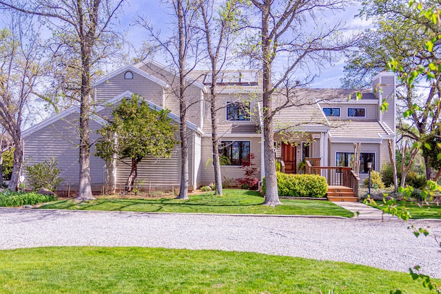 view of front of property featuring a front lawn