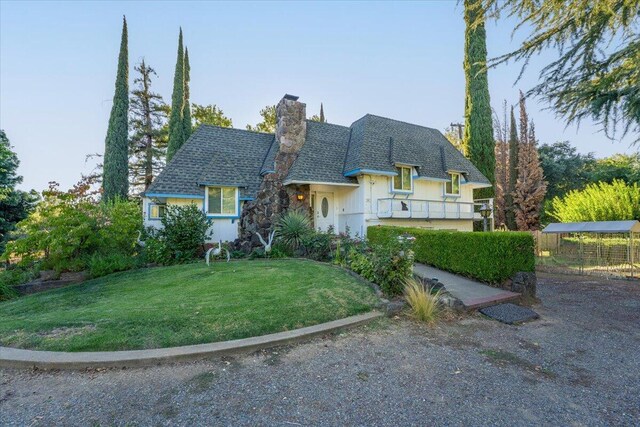 view of front of home with a front lawn