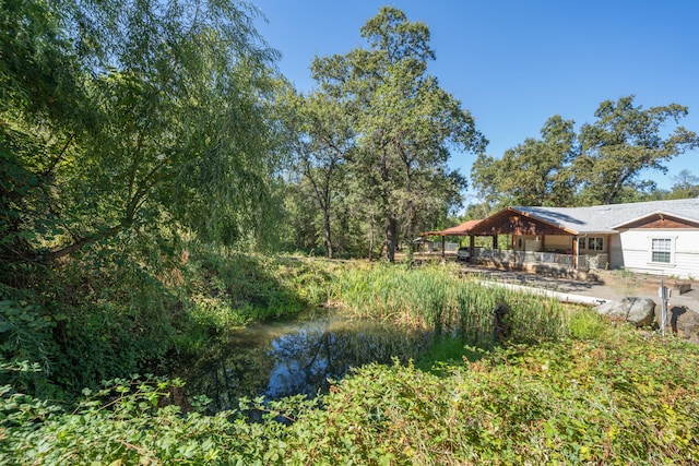 view of yard featuring a water view