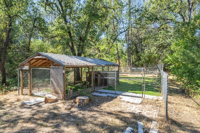 view of yard featuring an outdoor structure