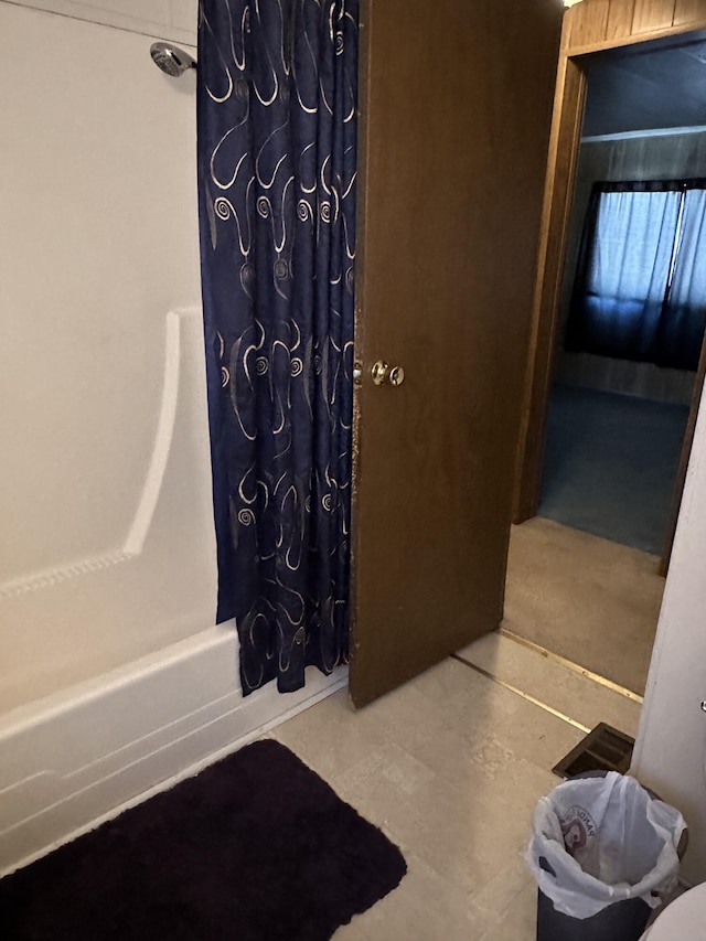 bathroom featuring shower / tub combo with curtain