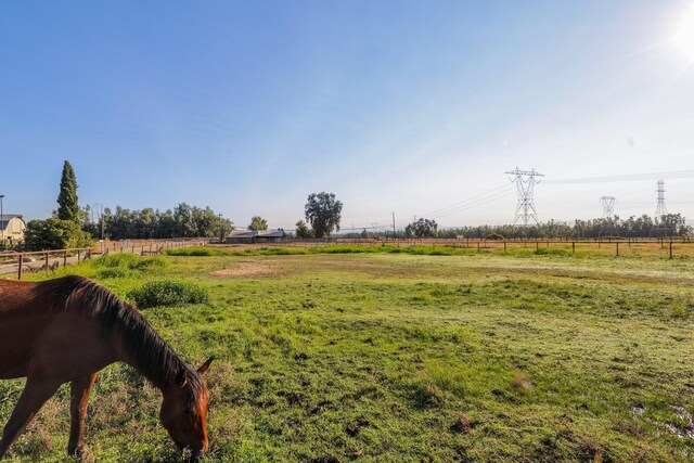 view of yard featuring a rural view