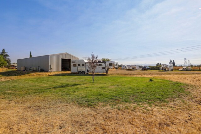 view of yard with an outdoor structure