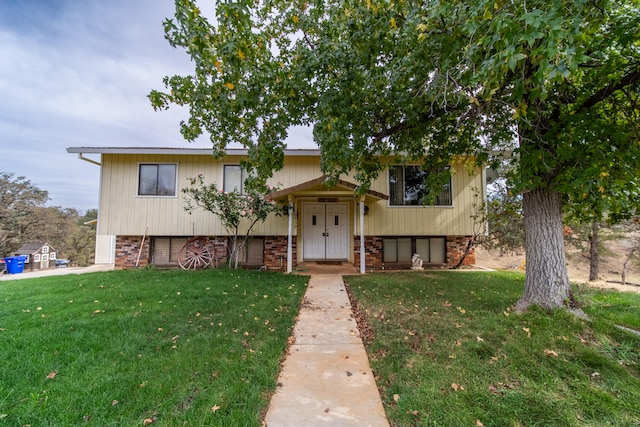 bi-level home featuring a front lawn