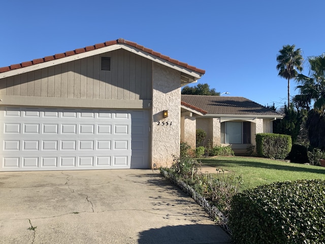 view of front of house featuring a front yard