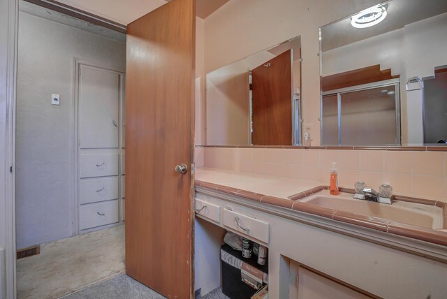 bathroom with vanity and decorative backsplash