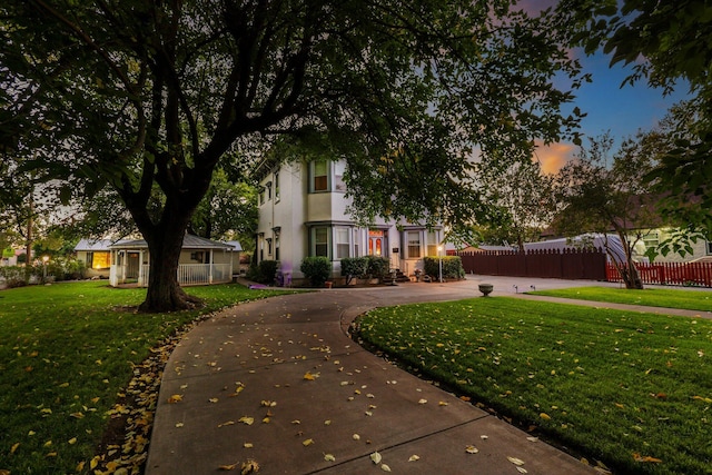 view of property's community featuring a yard