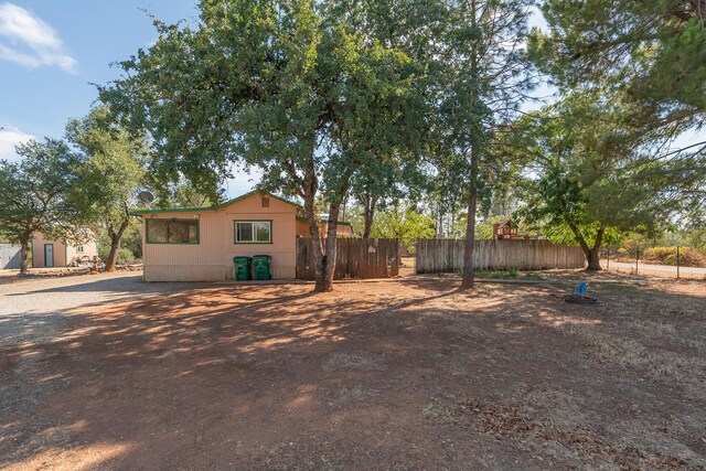 view of yard with a shed