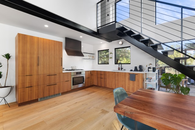 kitchen with visible vents, appliances with stainless steel finishes, a sink, modern cabinets, and extractor fan