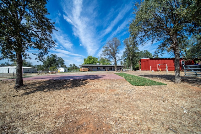 view of yard featuring an outdoor structure