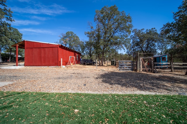 view of yard featuring an outdoor structure