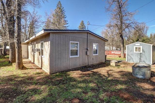 view of outdoor structure featuring an outbuilding