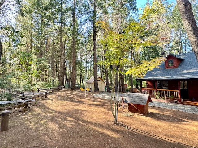 view of yard featuring a storage shed