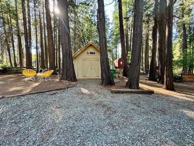 view of yard with a storage unit