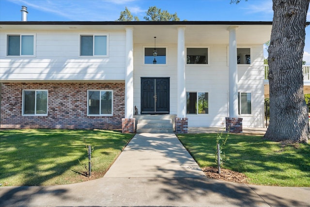 view of front of home featuring a front lawn