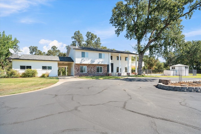 view of front of house featuring a front lawn