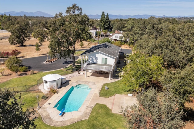 bird's eye view with a mountain view