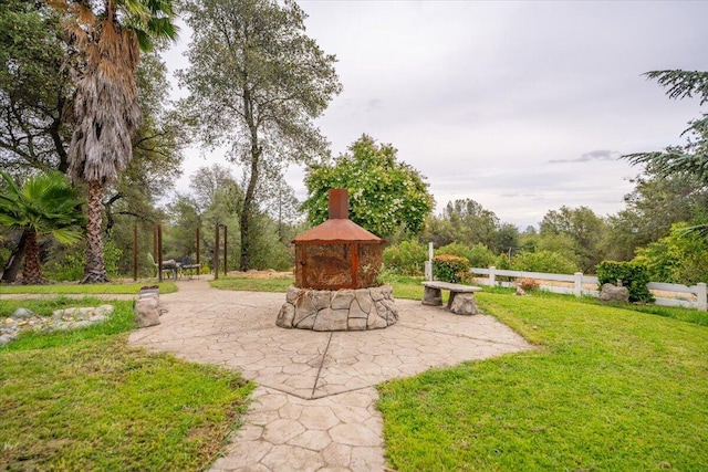 view of yard featuring a patio area