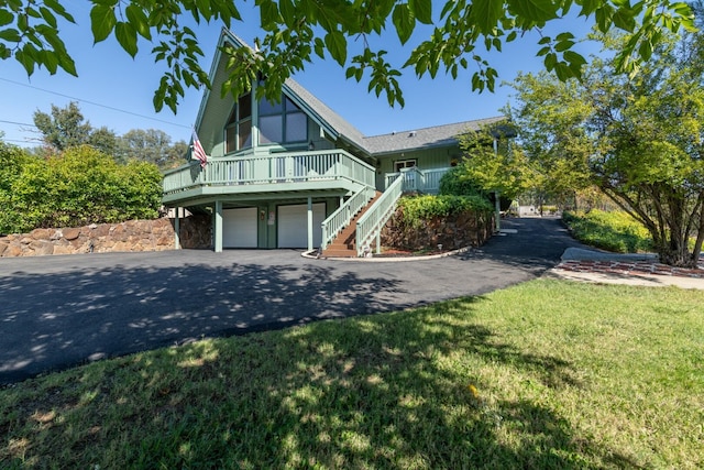 view of front of house featuring a front lawn and a garage