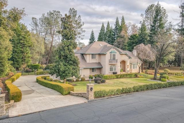 view of front property featuring a front yard