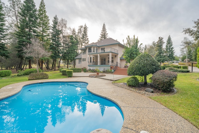 view of pool featuring a yard