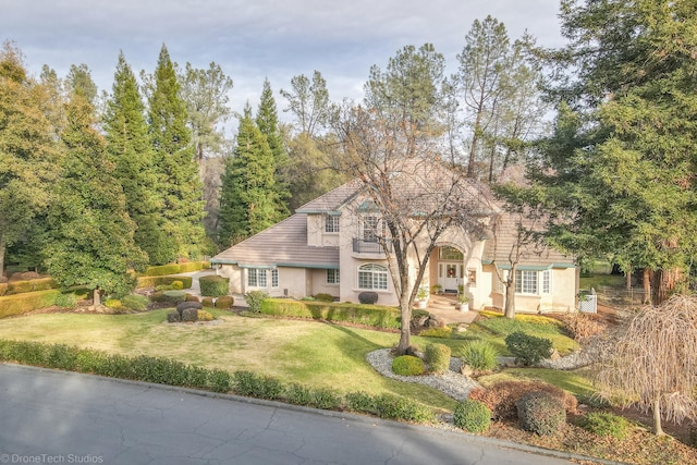 view of front of house featuring a front yard