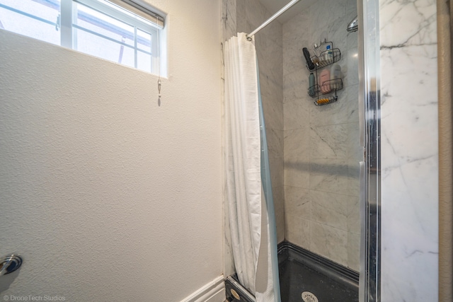 bathroom featuring a shower with shower curtain