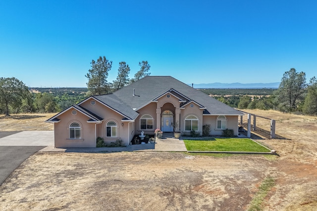 view of front of home with a mountain view and a front yard