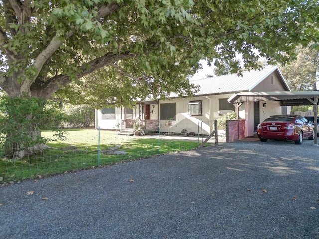 view of front of home featuring a front lawn and a carport