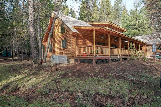 view of front facade featuring a wooden deck