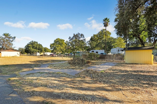 view of yard featuring a shed