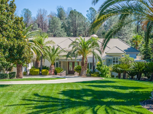 view of front facade with a front lawn