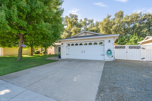 view of front of house featuring a front lawn and a garage