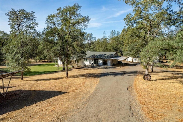 view of front of property featuring a front yard