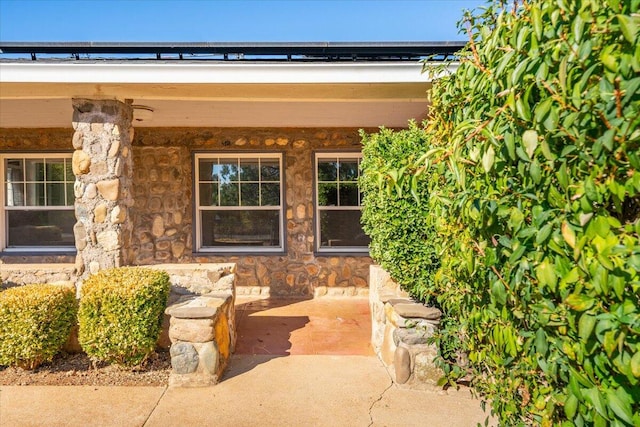 property entrance featuring a porch