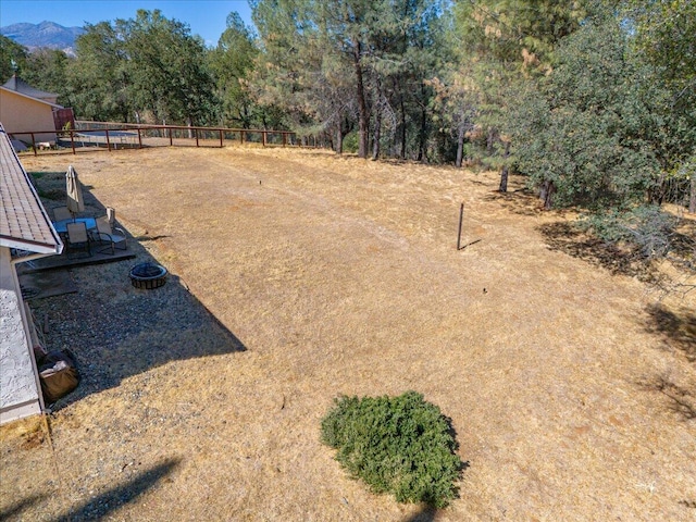 view of yard featuring a mountain view