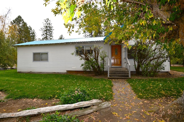 view of front of house featuring a front lawn