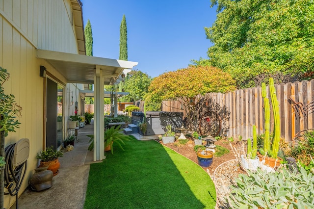 view of yard featuring a hot tub