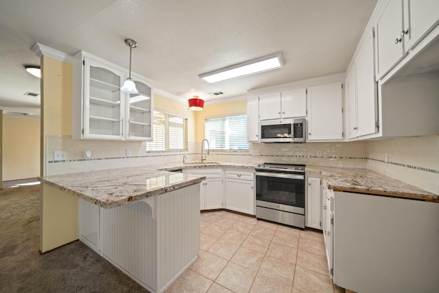 6849 Creekside St, Redding, CA 96001 - kitchen with stainless steel appliances, a peninsula, a sink, decorative backsplash, and ornamental molding