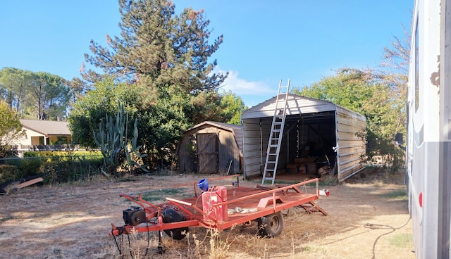 view of yard featuring a storage shed