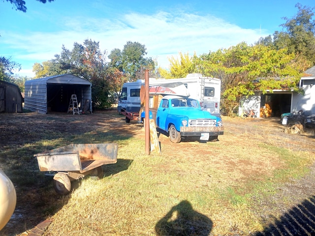 view of yard featuring a storage shed