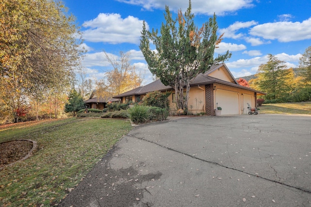 view of front of house featuring a front yard and a garage