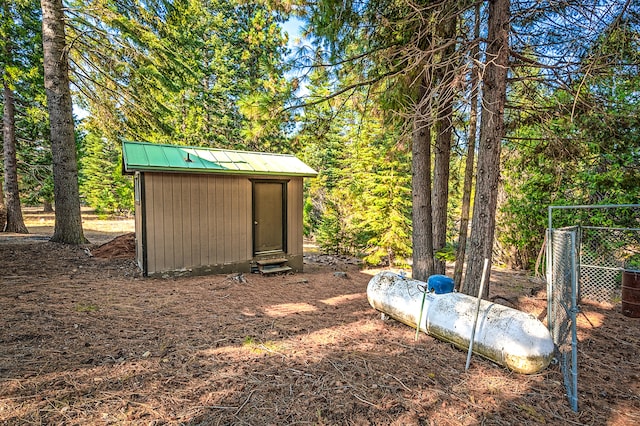 view of yard with a shed