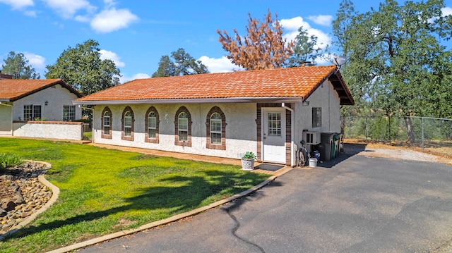 view of front of property featuring a front lawn