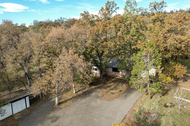 970 Branstetter Ln, Redding, CA 96001 - aerial view of property and surrounding area featuring a heavily wooded area